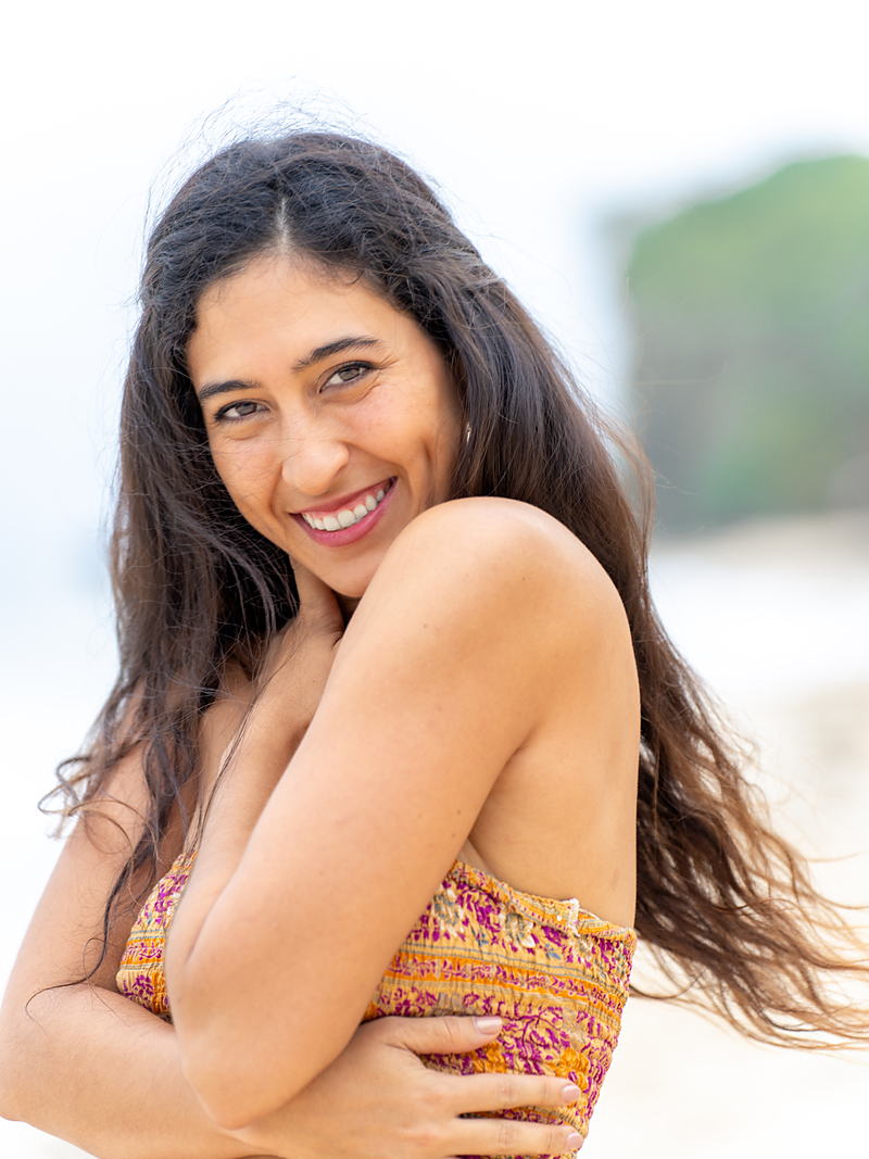 Ángela sonriendo y mirando a la cámara