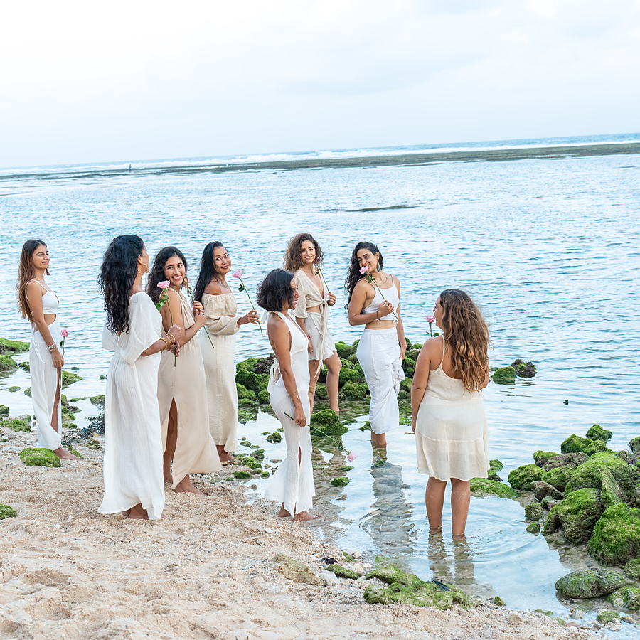 Grupo de mujeres riendo dentro del agua