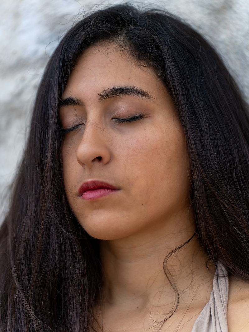 Retrato de una mujer con los ojos cerrados