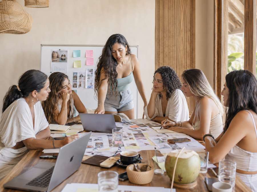Grupo de mujeres abrazadas y sonriendo