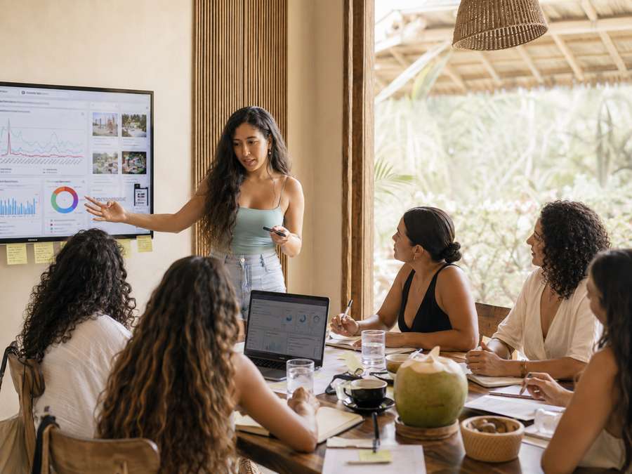 Dos mujeres frente a frente sosteniendo un ramo de rosas