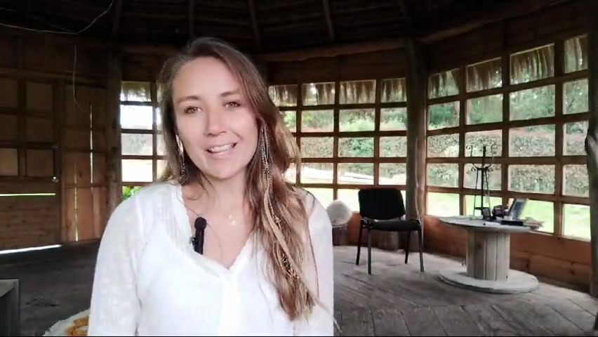 Alumna de Cre-Siendo contando su testimonio