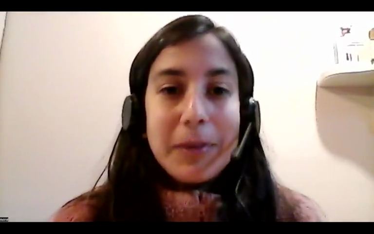 Astrid contando su testimonio